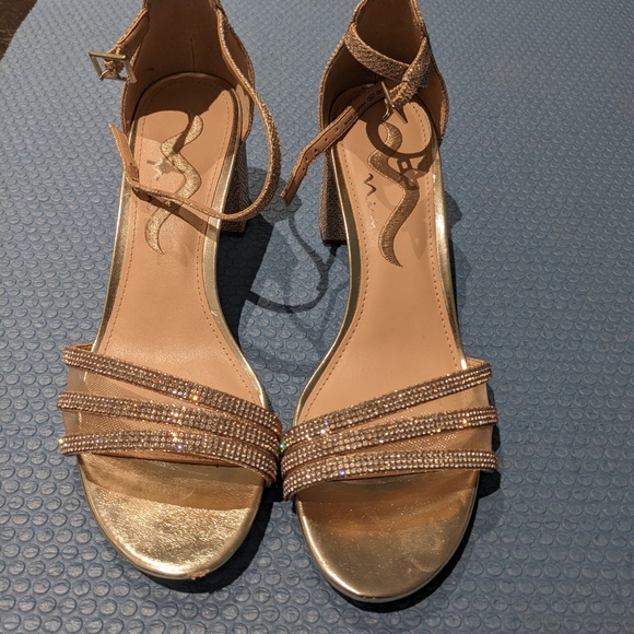 FREE With Any Lehenga Purchase!! Nagida Gold Textured Nina Block Heels Size 8.5M - Picture 8 of 8